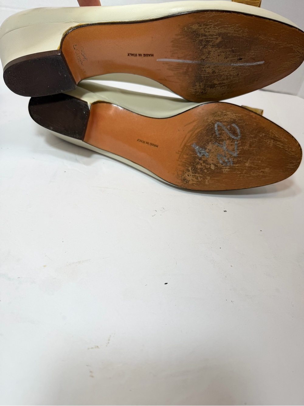 Salvatore Ferragamo Cream Leather Calfskin Classic Vara Pumps Size 8.5B - Picture 7 of 7
